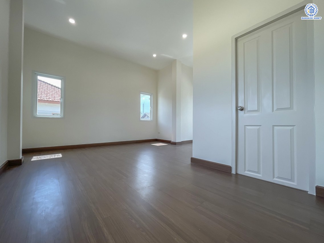 บ้านมือสองตกแต่งใหม่ โครงการ นาราภิรมย์ พุทธมณฑลสาย3 ตกแต่งหรูหรา เนื้อที่ 108.2 ตร.ว. พื้นที่ใช้สอย 257.32 ตร.ม. ฟังก์ชัน 4 ห้องนอน 3 ห้องน้ำ 1 ห้องอเนกประสงค์ จอดรถได้ 2 คัน บนทำเลเชื่อมต่อเมือง ใกล้เซ็นทรัลศาลายา, เดอะมอลล์บางแค และทางคู่ขนานลอยฟ้าบรมราชชนนี รายล้อมด้วยสิ่งอำนวยความสะดวกครบ